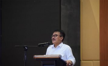 Direktur SMA: “Mari Kita Nikmati Cara Komunikasi Baru”