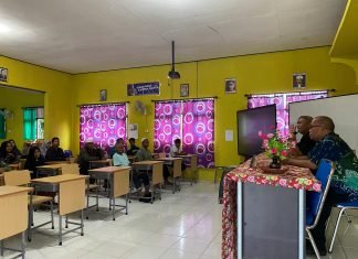PEMBAGIAN RAPOR SEMESTER GASAL TP 2023/2024 DI SMAN 1 AMUNTAI UTARA BERJALAN DENGAN LANCAR