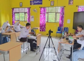 Perekaman E-KTP di SMA Negeri 1 Amuntai Utara Sekaligus Aktivasi IKD bagi Guru dan TU