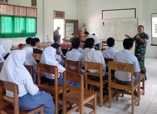 Babinsa Amuntai Utara Mengadakan Sosialisasi Rekrutmen TNI AD di SMAN 1 AU